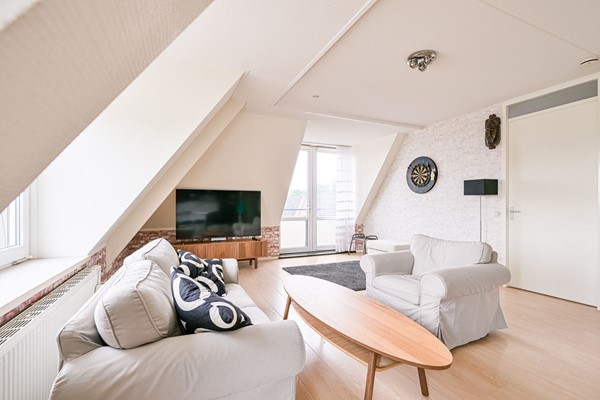 Woonkamer vanaf raamzijde.jpg